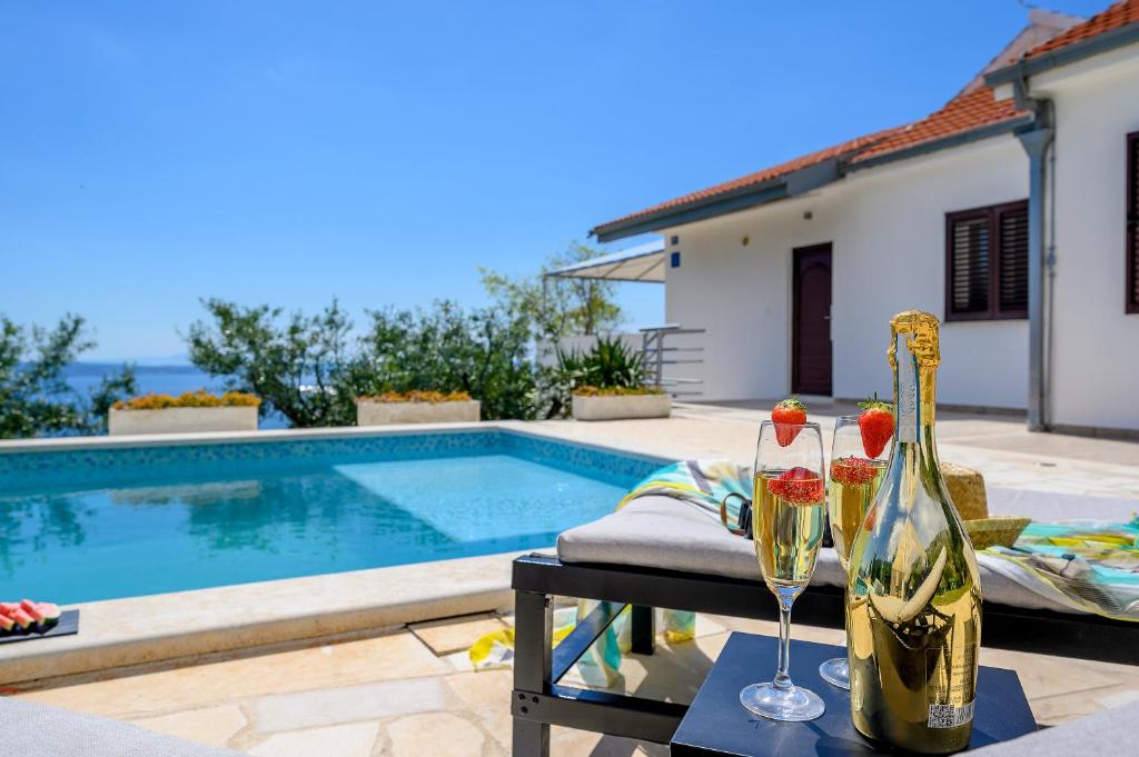 Nudist friendly villa with fence arround pool and garden to relax and enjoy