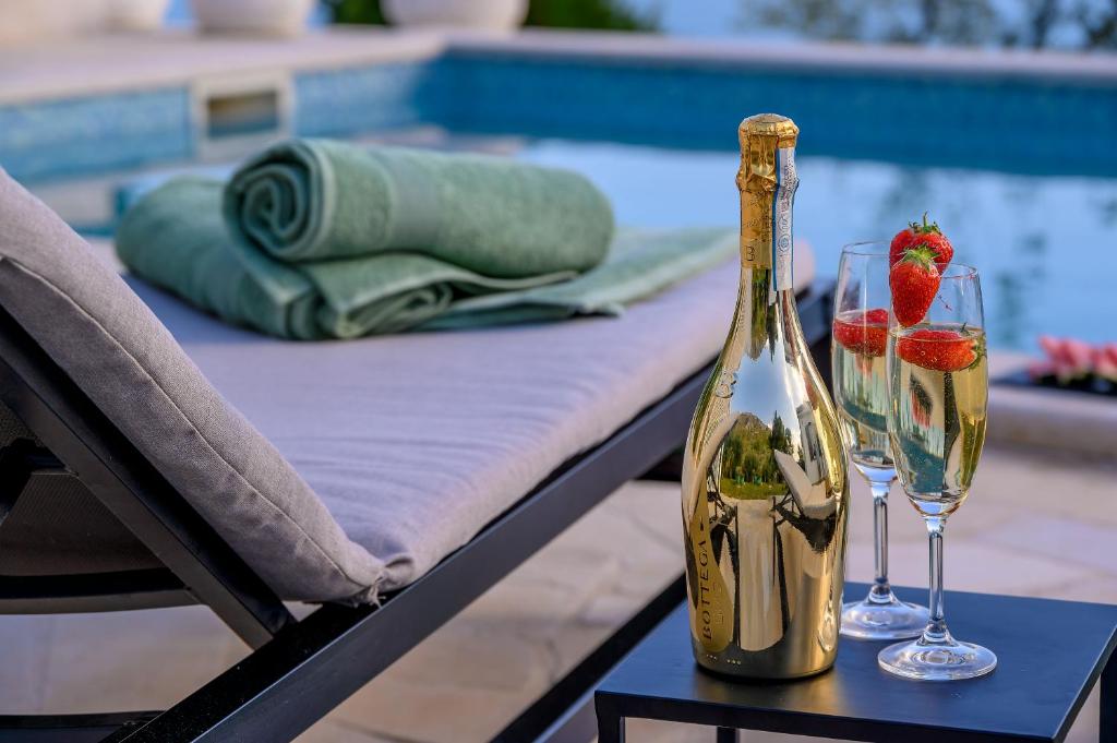 Nudist friendly villa with fence arround pool and garden to relax and enjoy photo 2