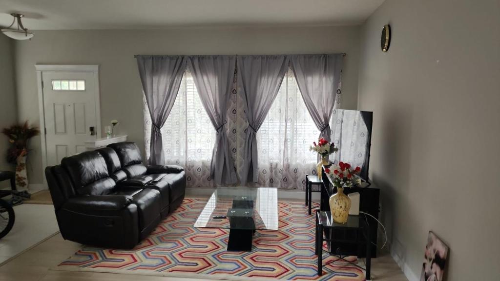 Masters Bdrm close to Calgary airport photo 2