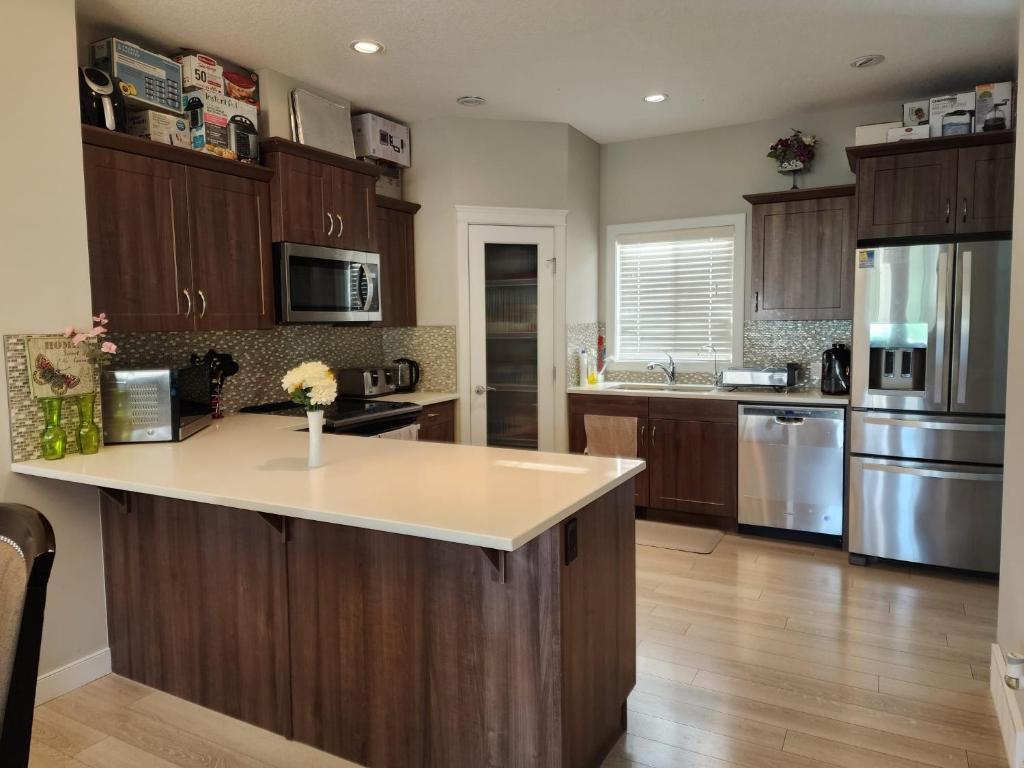 Masters Bdrm close to Calgary airport photo 4