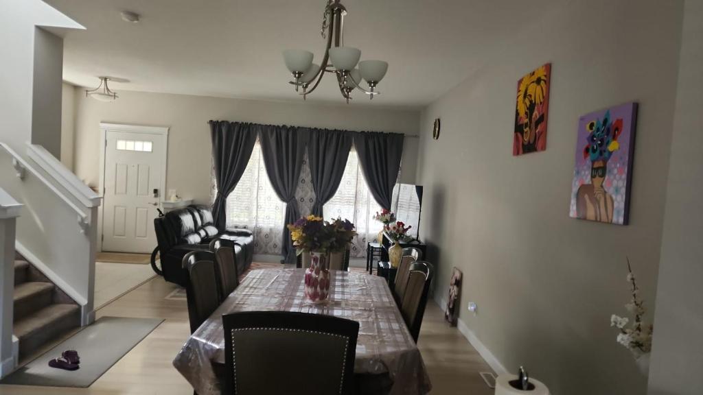 Masters Bdrm close to Calgary airport photo 1
