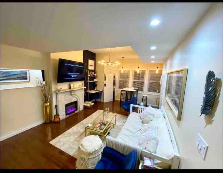 2 Bedroom Suite w/Daybed, Kitchen & 2Workspaces AC photo 2