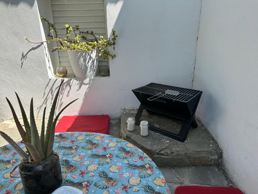 Mediterranean poolside garden cottage photo 4