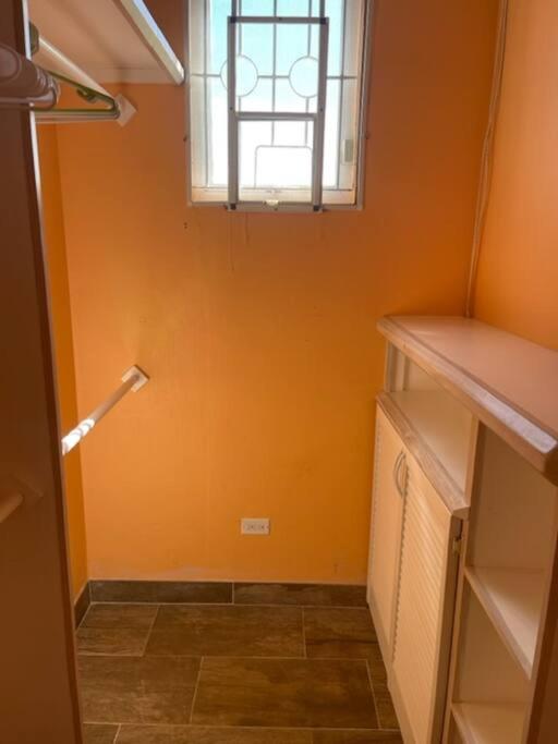 Cottage: 7 minutes from airport! photo 4