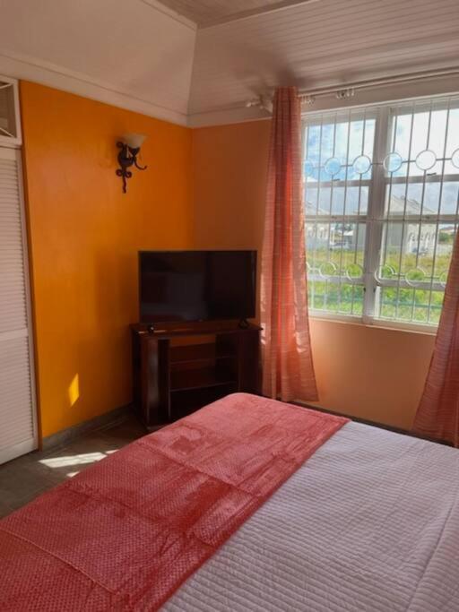 Cottage: 7 minutes from airport! photo 2