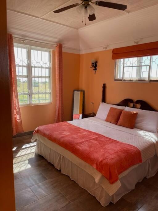 Cottage: 7 minutes from airport! photo 3