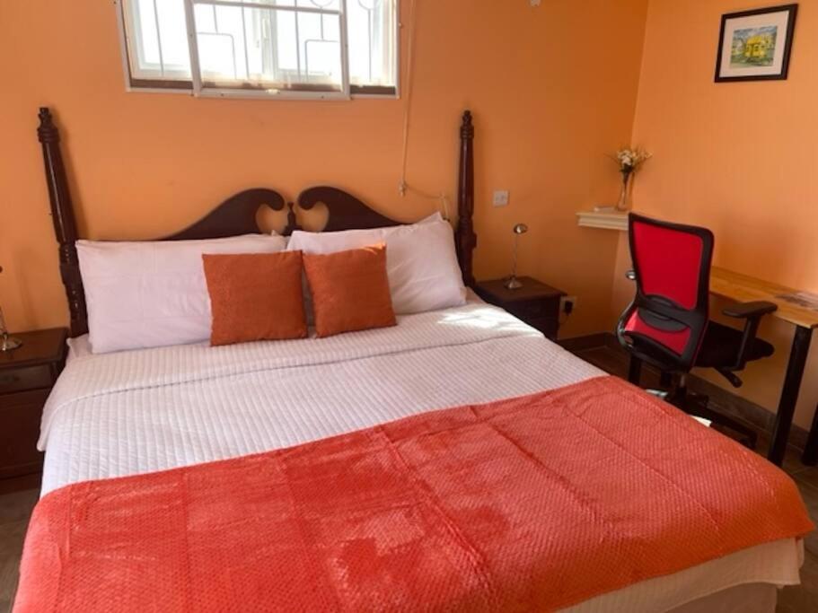 Cottage: 7 minutes from airport! photo 1
