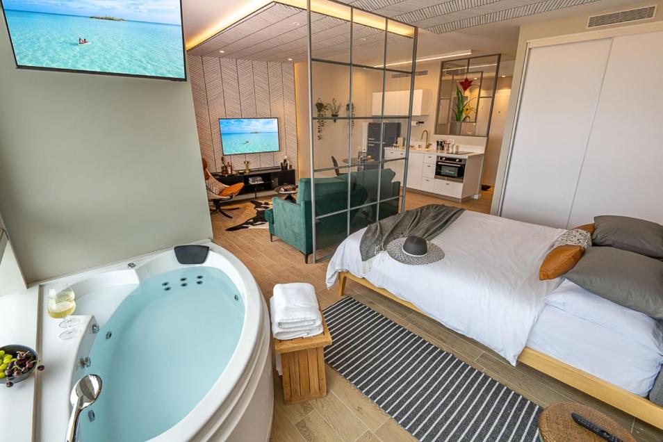 Mina's luxury suite - panoramic sea view- קיסריה photo 1