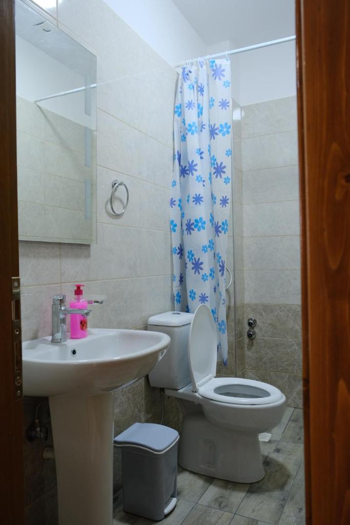 As e vogël, As e madhe photo 4