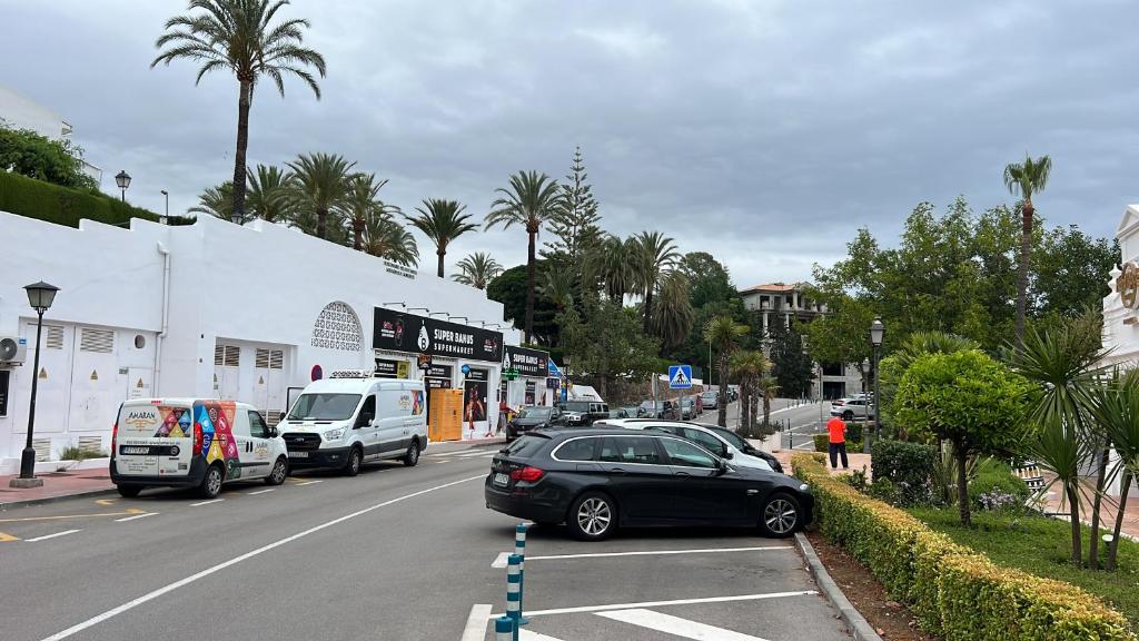 Royal Banus photo 3