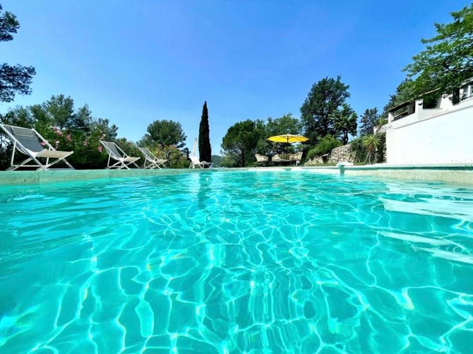 Villa avec piscine au calme photo 1