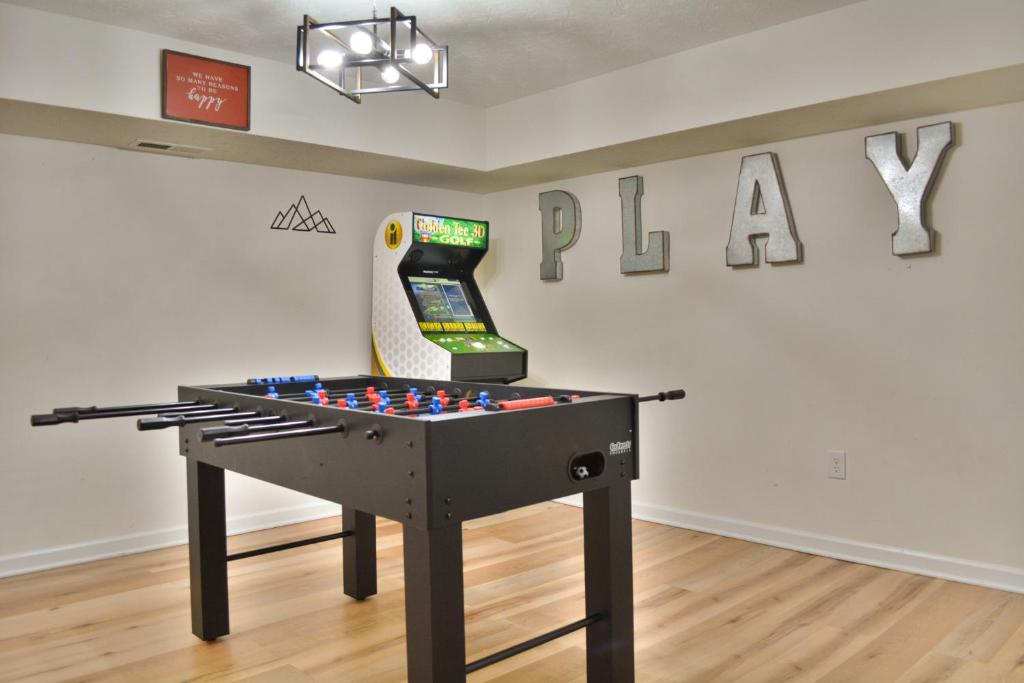 In The Woods - 5 BR Chalet with Game Room, Fire Table and Hot Tub photo 4