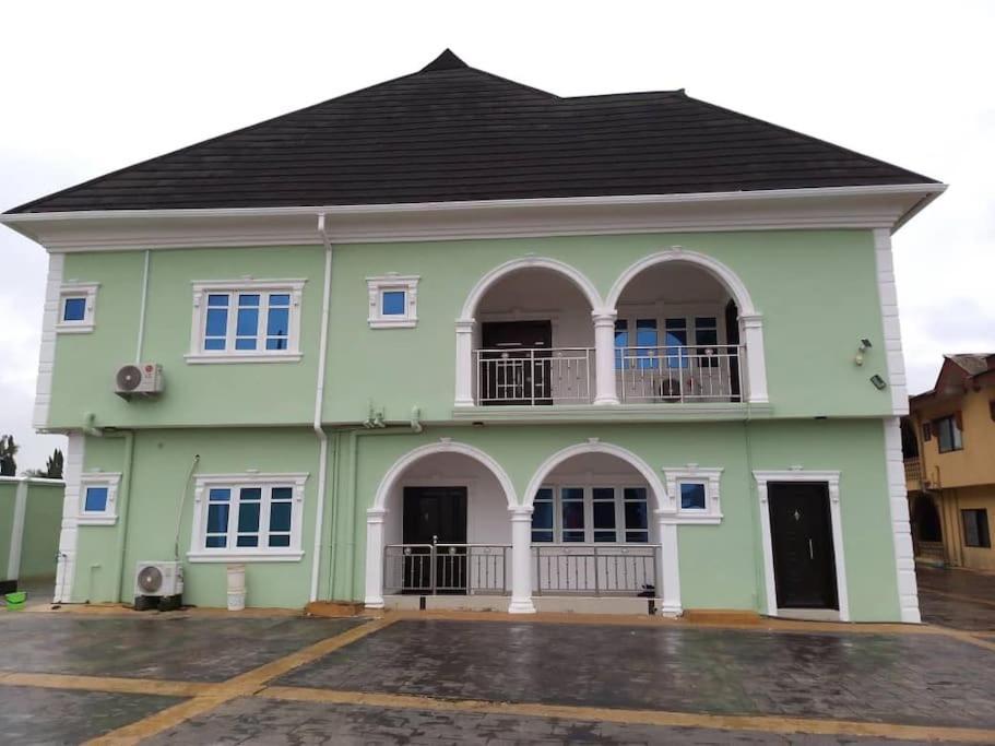 A Stunning 3 Bedroom Apartment in Okitipupa -6 ppl