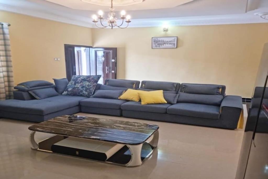 A Stunning 3 Bedroom Apartment in Okitipupa -6 ppl photo 2