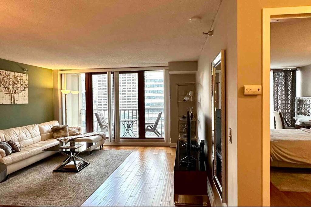 Premium Downtown Location! Riverwalk & Magnificent Mile photo 4