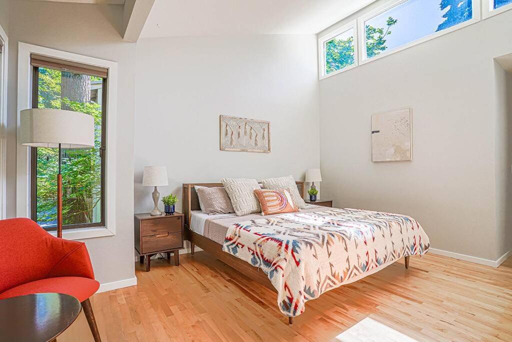 Sunlit contemporary Bellevue Home w a Lush Garden photo 3