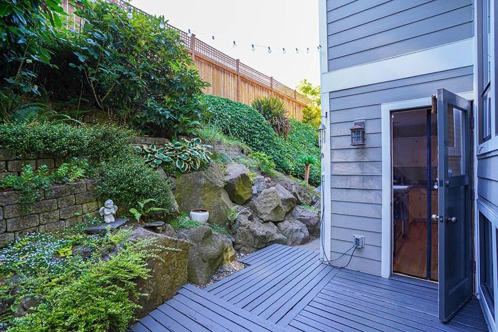 Sunlit contemporary Bellevue Home w a Lush Garden photo 4