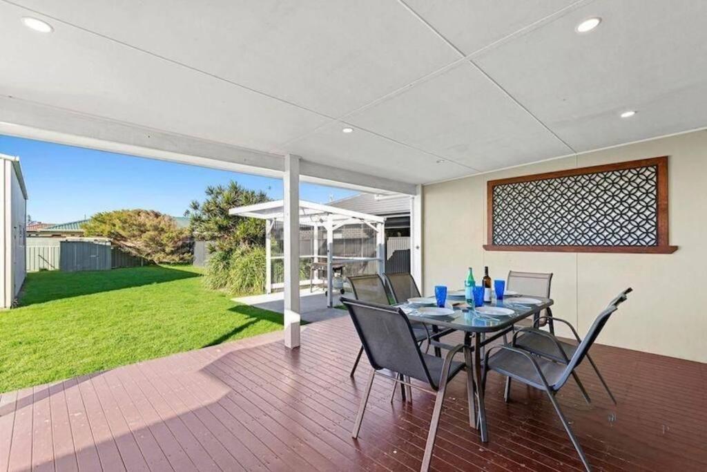 Fish Cottage Ulladulla - Linen not supplied - 3 bedroom house - sleeps 8