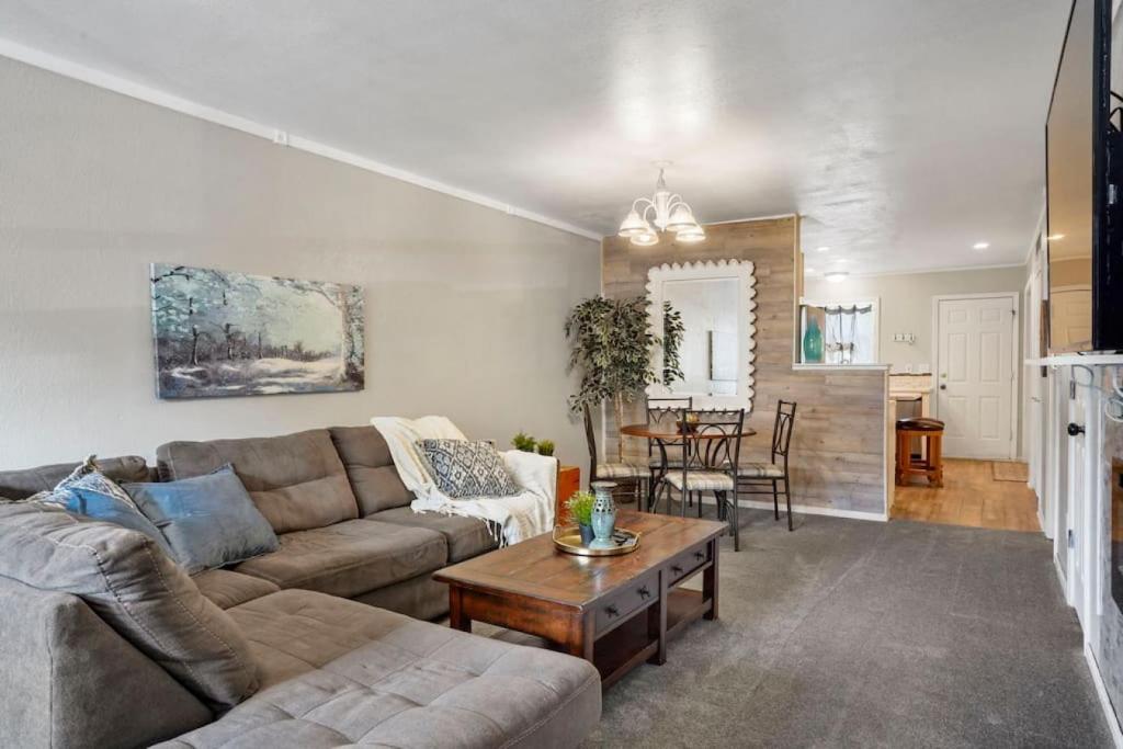 2 bed 2 and a half bath close to shopping restaurants and more photo 4