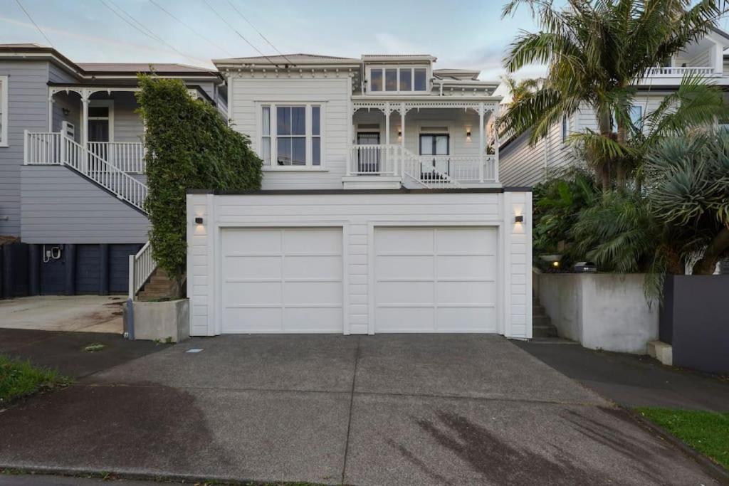 Elite Retreat Ponsonby with Parking and Deck photo 4