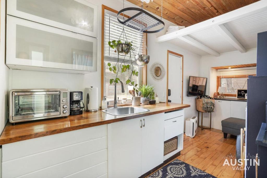 HGTV Featured Tiny Home w Hot Tub Near East 6th St photo 4