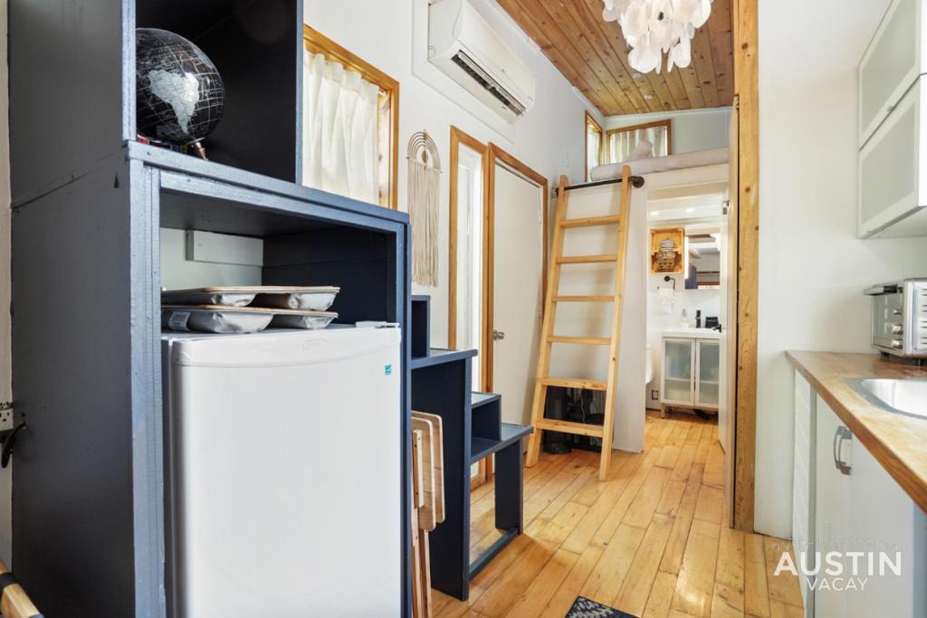 HGTV Featured Tiny Home w Hot Tub Near East 6th St