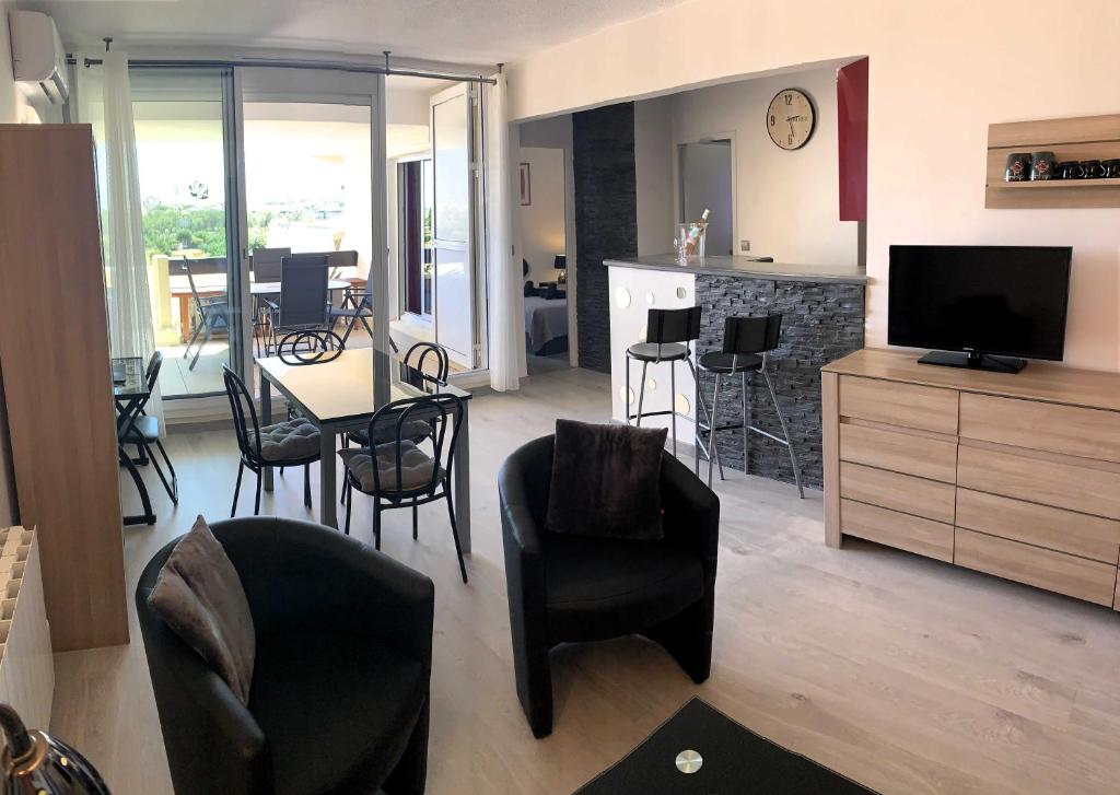 Le Rouge et Le Noir 45 m2 sur Coursives Gde Terrasse Port Nature Naturiste photo 4