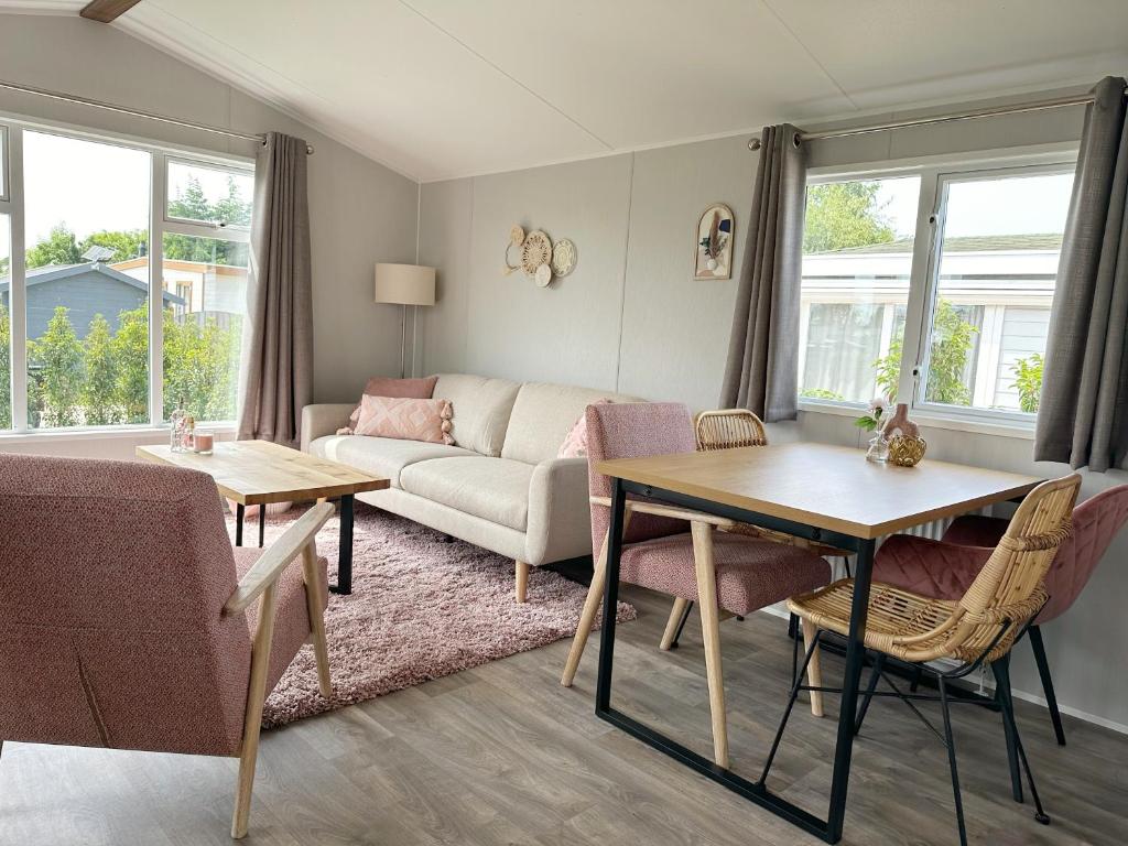 Chalet 572 op Recreatiepark De Wielen photo 2