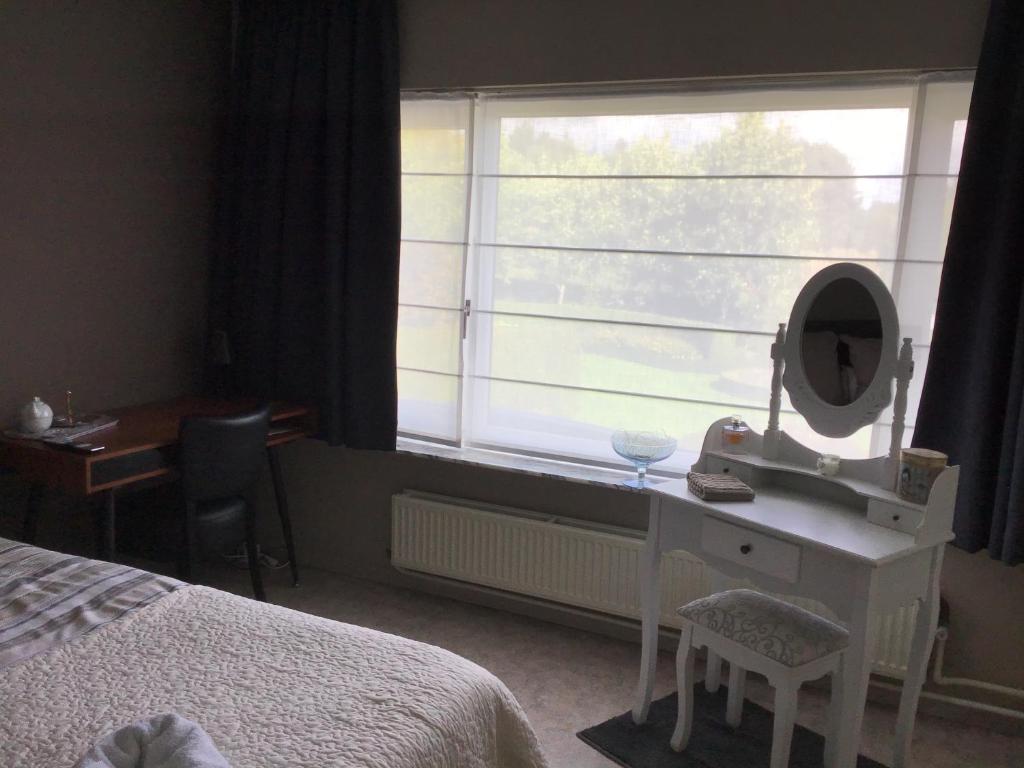 Guesthouse De Steenberg tweepersoonskamer met grote badkamer, kitchenette en tuinzicht op de eerste verdieping photo 4