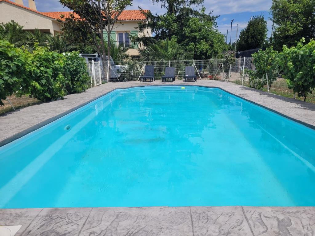 2 bedroom ground floor modern apartment 4km beach photo 3