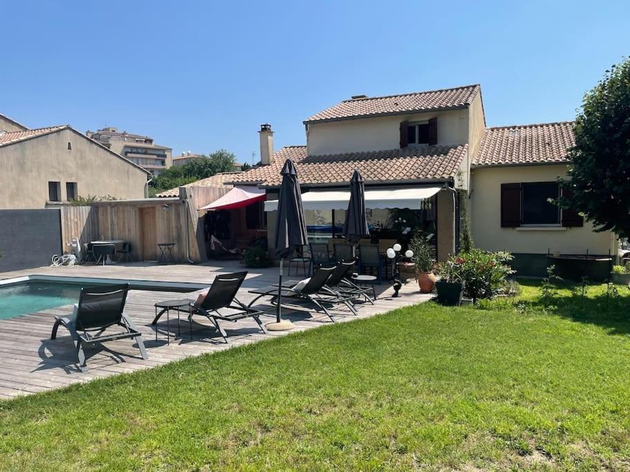 Villa piscine, spa & pétanque à Uzès centre !