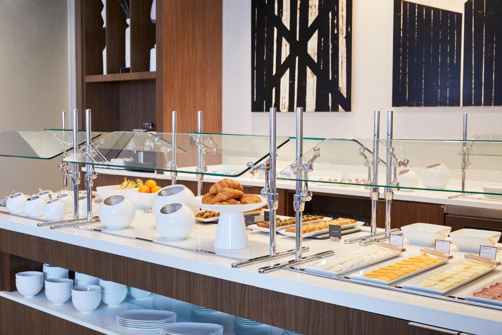 AC Hotel by Marriott Lansing University Area photo 2