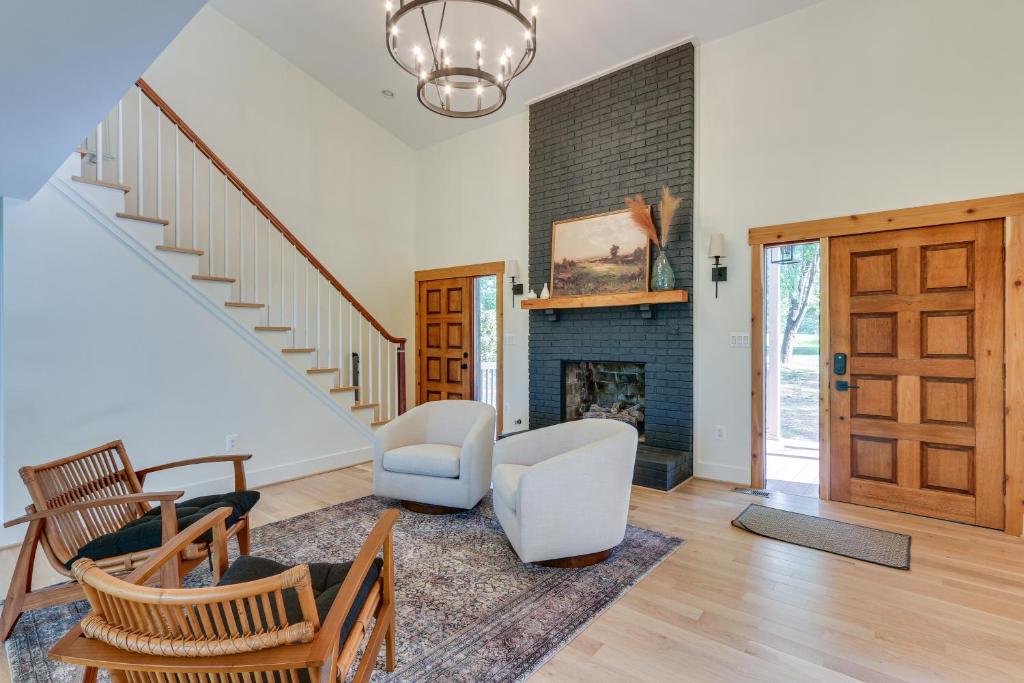 Bright Bluemont Home with On-Site Pond and Mtn Views! photo 4