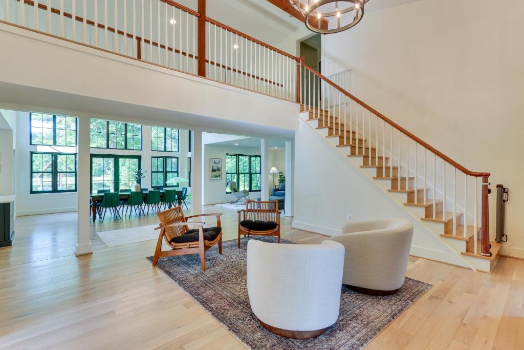 Bright Bluemont Home with On-Site Pond and Mtn Views! photo 3