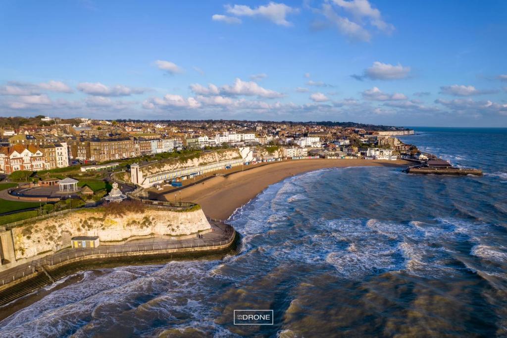 Beachside Mews - Tap to explore photos