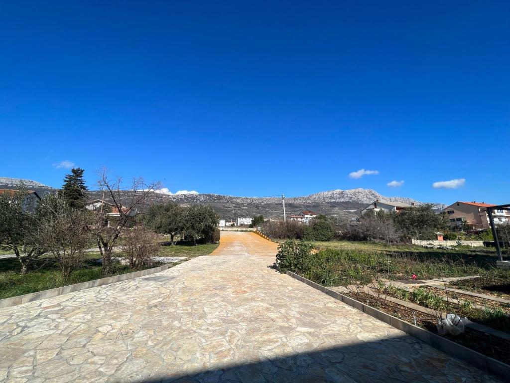 Spacious apartment close to the sea in Kastel Luksic photo 3