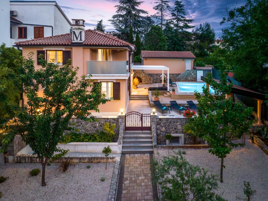Mary's Villa with heated pool & game room photo 1