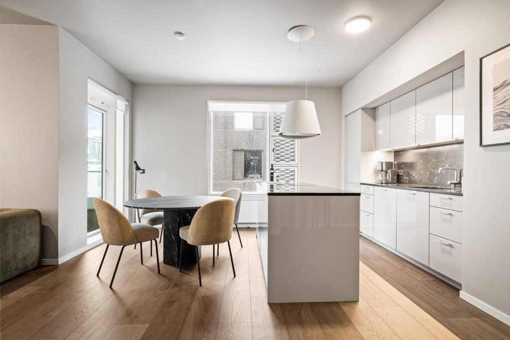 Private Lux 2BR & 2BA City Center with Free Parking photo 4