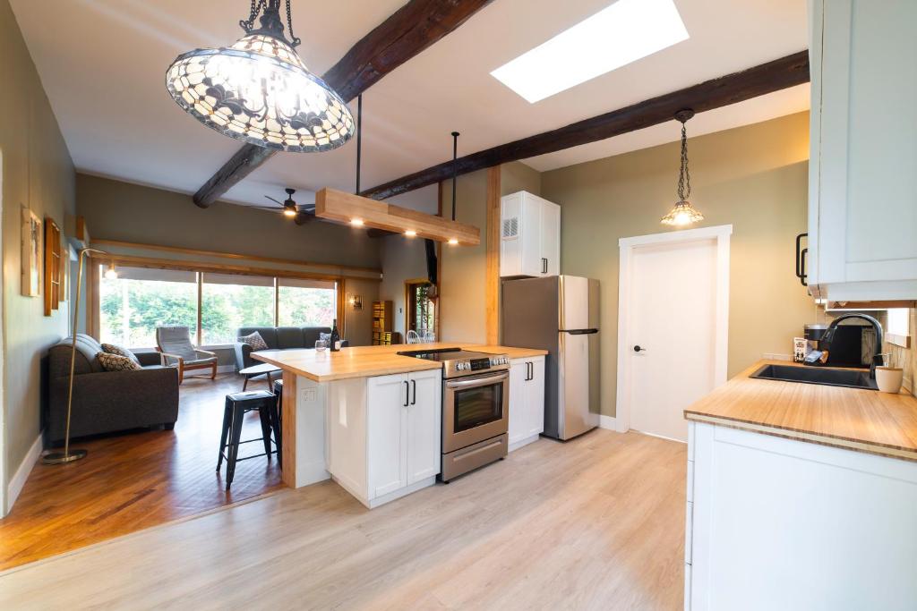 Cozy Cabin Suites, Sooke, Bc photo 4