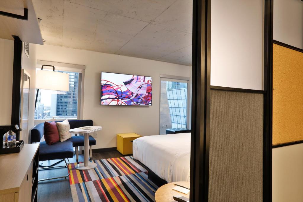 Aloft Chicago Mag Mile photo 1