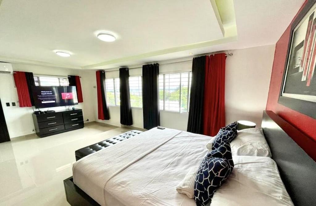 Luxury 5 Beds Penthouse - Private Hot Jacuzzi - 4 bedhrooms photo 4
