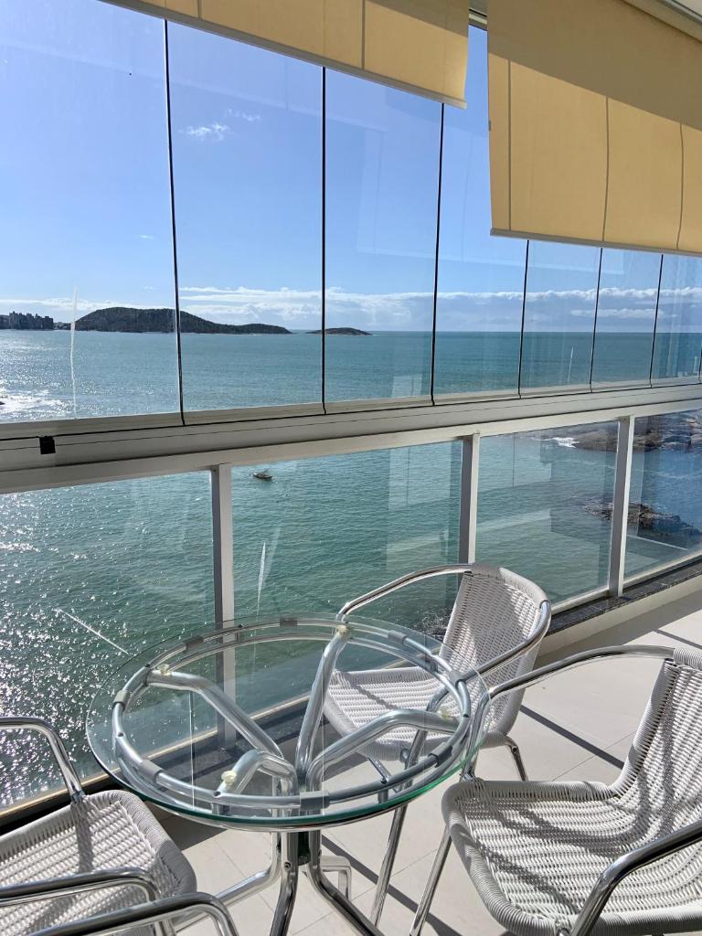 Apartamento vista do mar, pé na areia e águas tranquilas, no cento de Guarapari