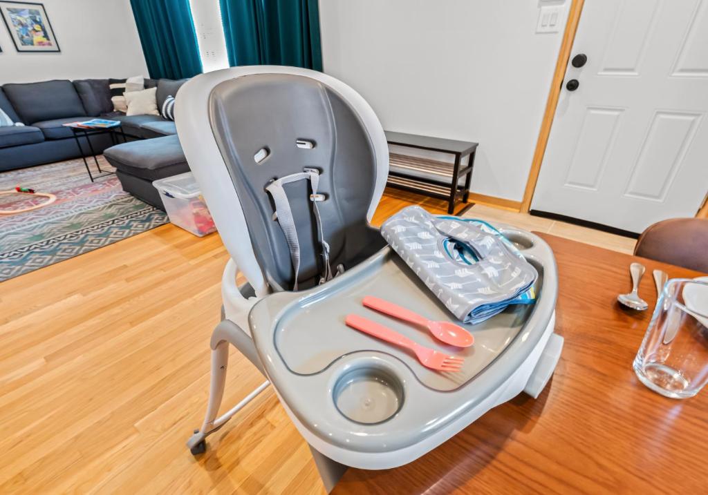 Comfy Family-Friendly Getaway less than 15 mins to Downtown photo 3