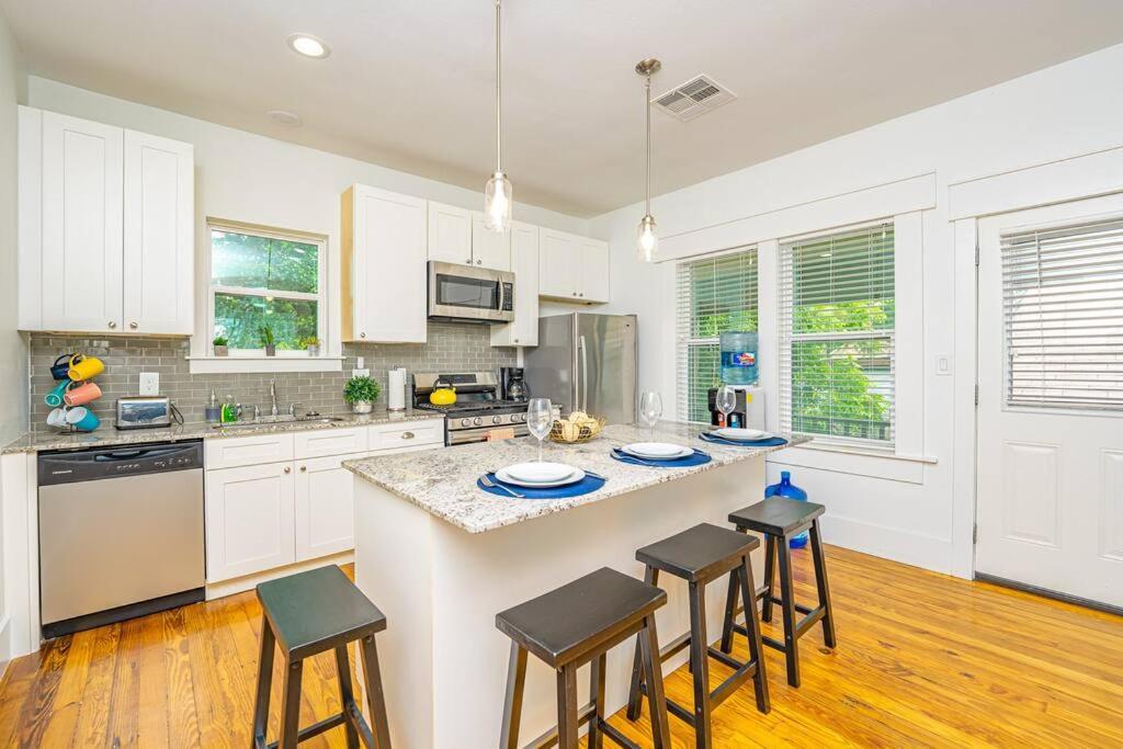 East Downtown Private Restored Historic Apartment_ image