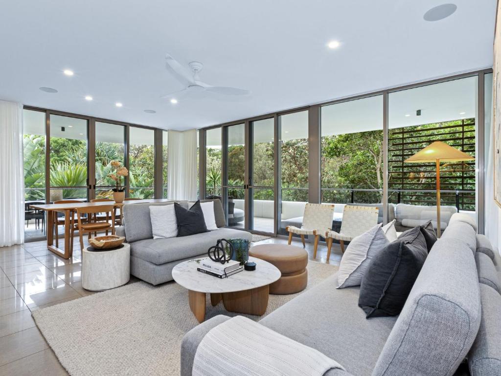 Cotton Beach 94 Mid-Floor Penthouse with Bush View