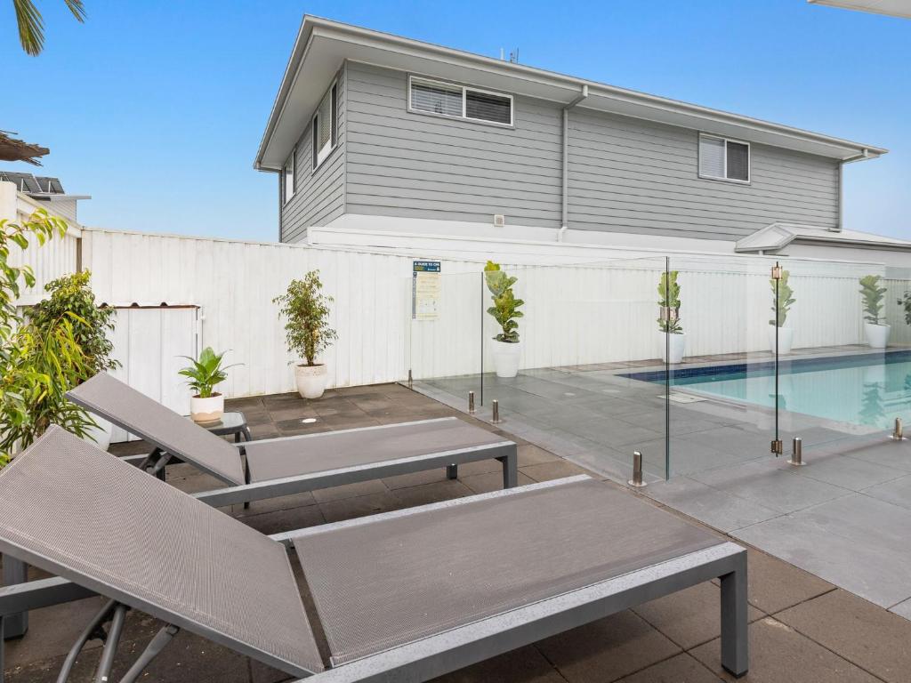 Sunrise Mansion with Pool photo 3