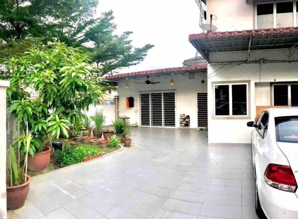 Corner Homestay with Garden and Private Parking photo 4