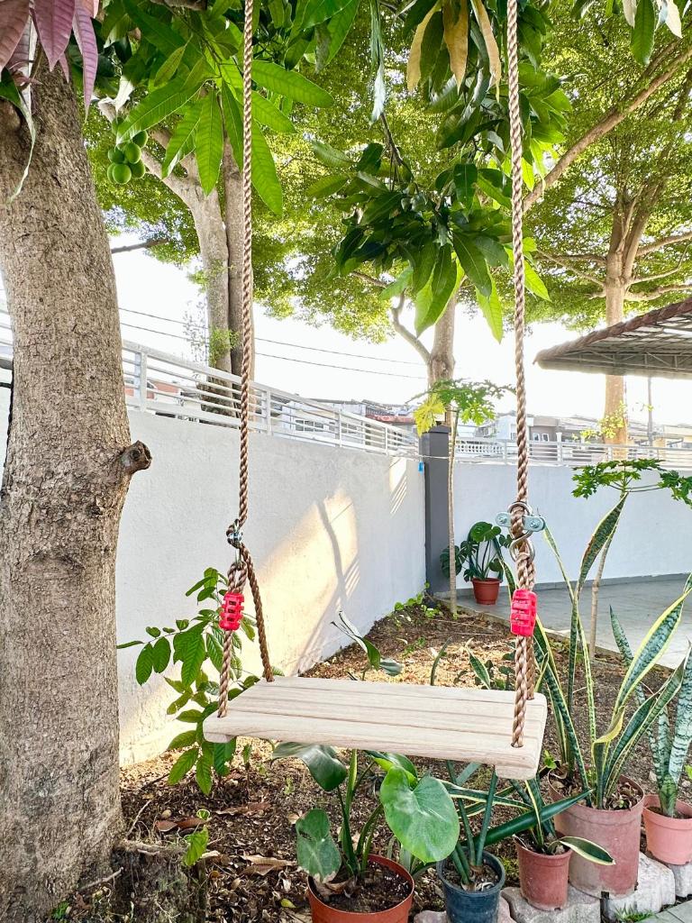 Corner Homestay with Garden and Private Parking photo 3