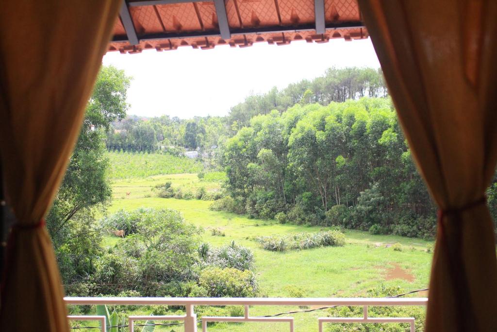 Bach Ma Trekking Hillside Homestay 