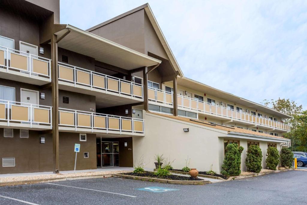 Days Inn by Wyndham Harrisburg North image